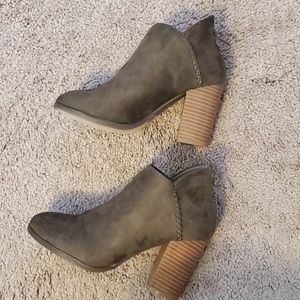Refresh Sharpay faux suede booties Mocha size 6 1/2